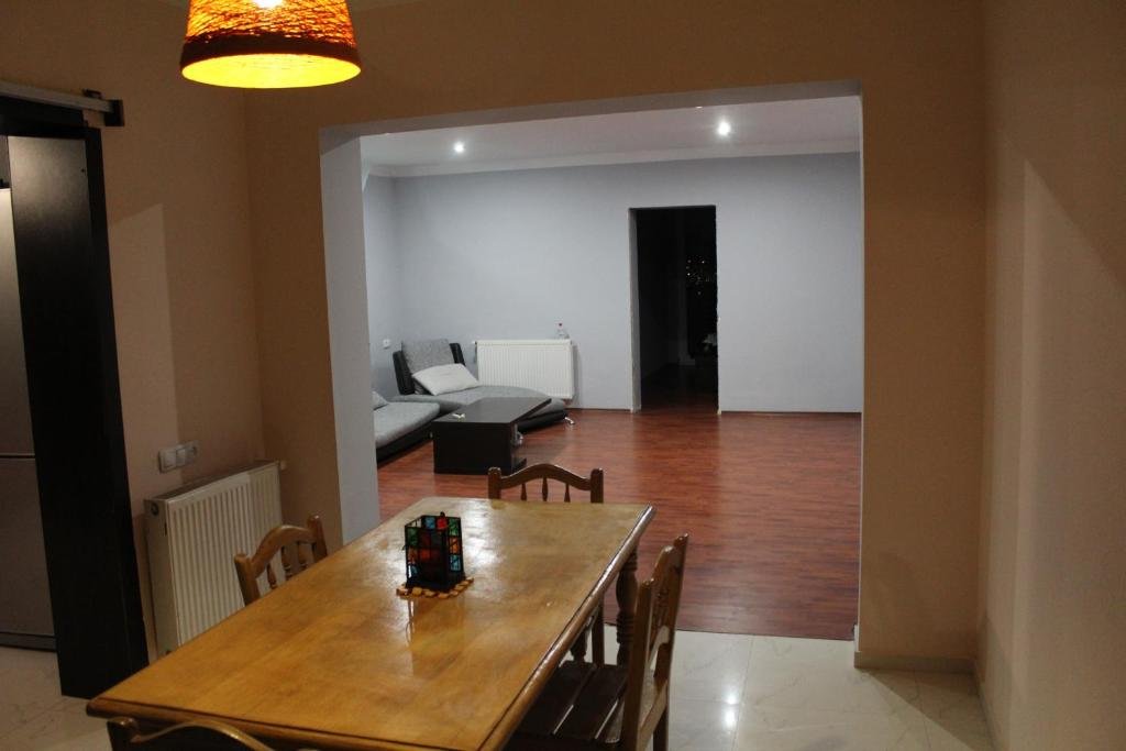 Телави: Flat With 3 Bedrooms