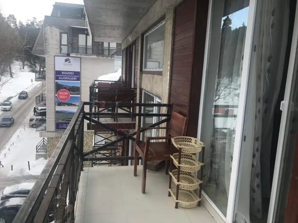 Бакуриани: Mgzavrebi Room N 401