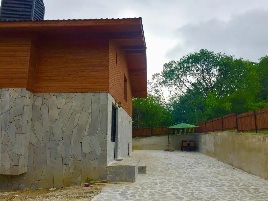 Бакуриани: Great cottage with its big yard. 4 bedrooms, 1 living room and 4 bathrooms