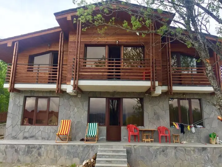Бакуриани: Great cottage with its big yard .4 bedroom 4 bathroom with fireplace and large living room