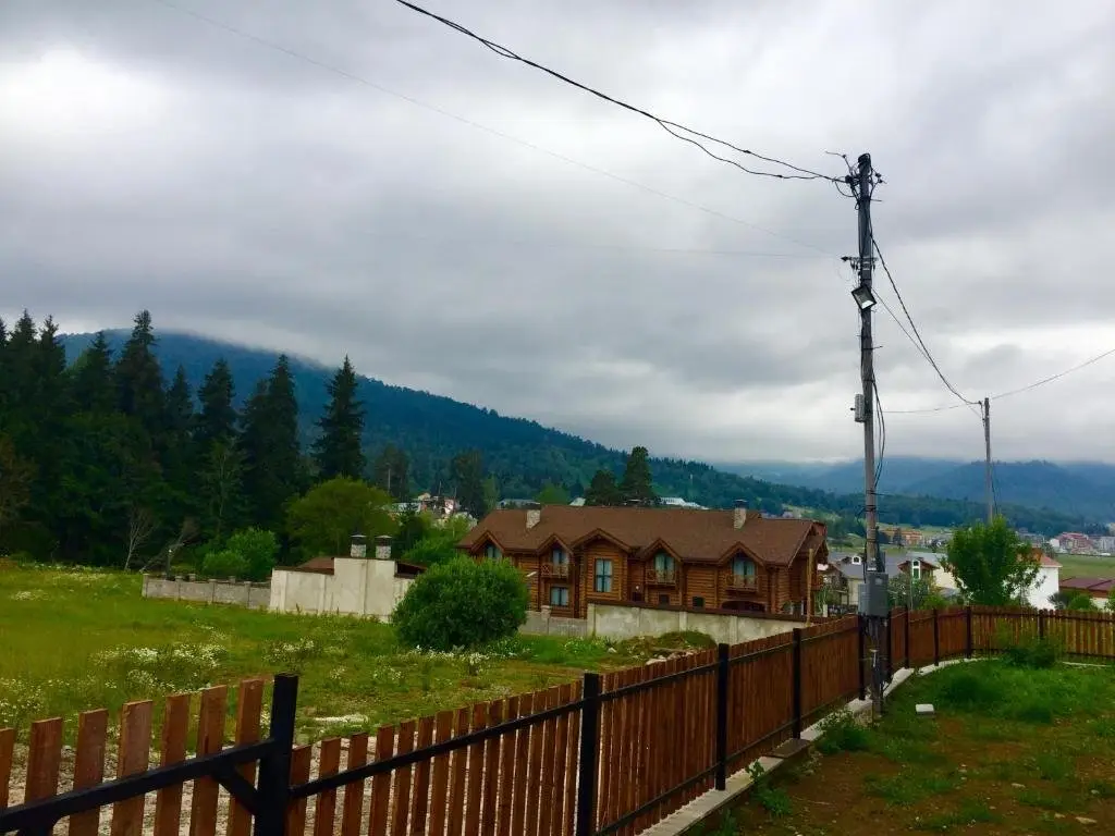 Бакуриани: Great cottage with its big yard .4 bedroom 4 bathroom with fireplace and large living room
