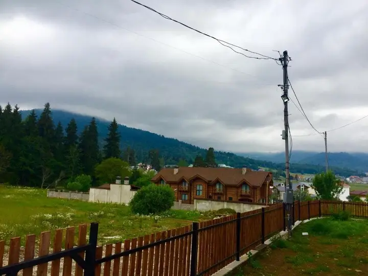 Бакуриани: Great cottage with its big yard .4 bedroom 4 bathroom with fireplace and large living room