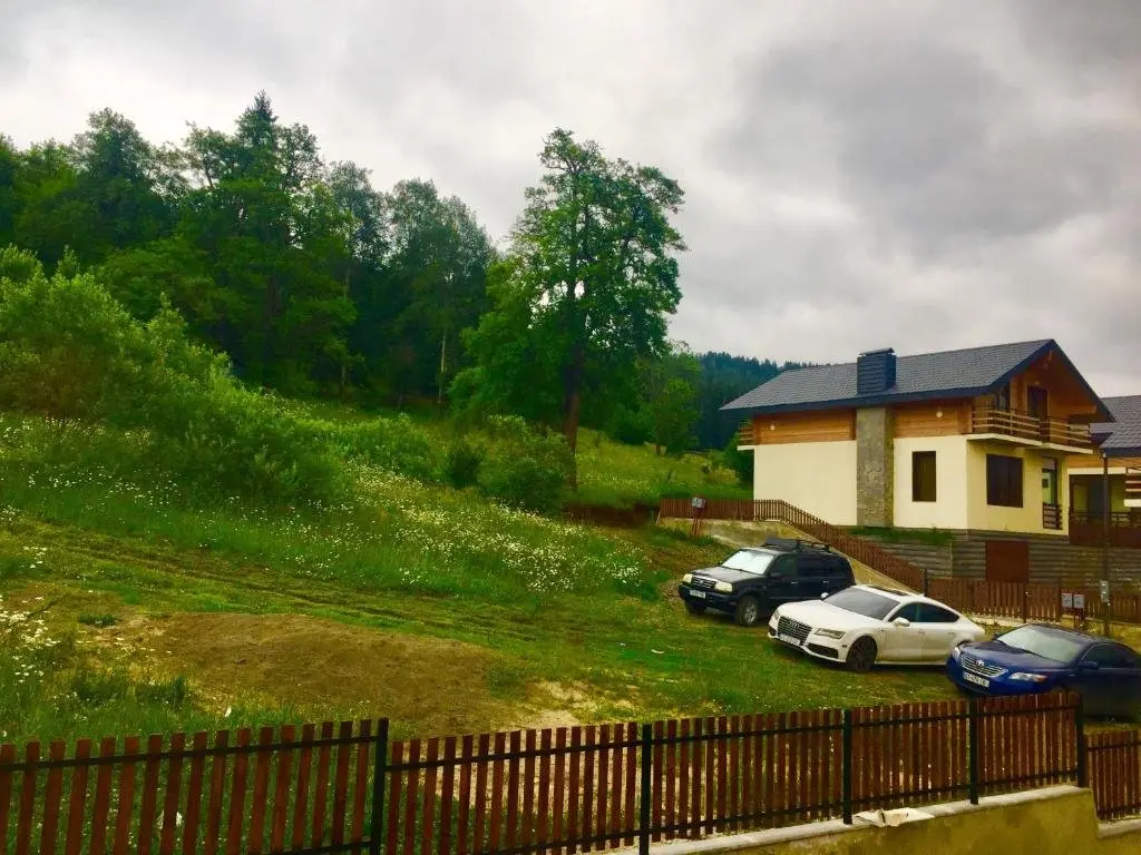 Бакуриани: Isolated Cottage With Large Yard With 4 Bedrooms With 1 Living Room And 4 Bathrooms