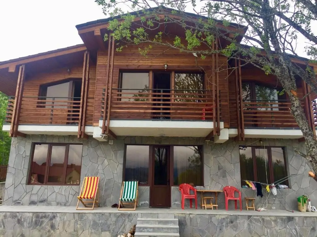 Бакуриани: Isolated Cottage With Large Yard With 4 Bedrooms With 1 Living Room And 4 Bathrooms
