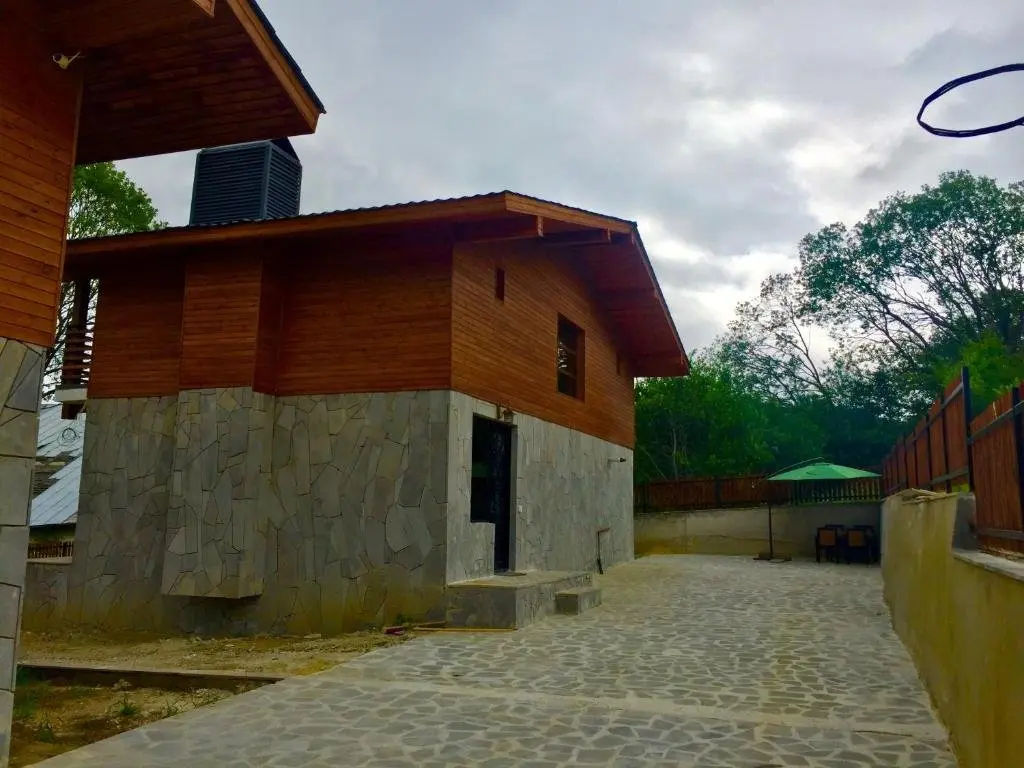 Бакуриани: Isolated Cottage With Large Yard With 4 Bedrooms With 1 Living Room And 4 Bathrooms