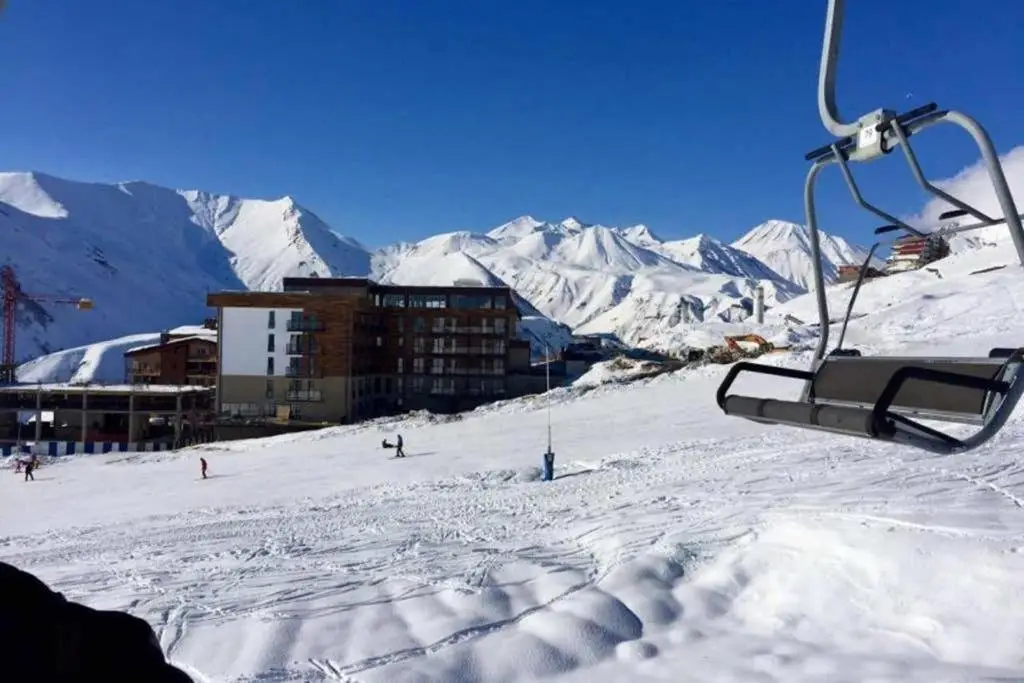 Гудаури: Gudauri Loft Ski Apartment #326 with Night Ski-track
