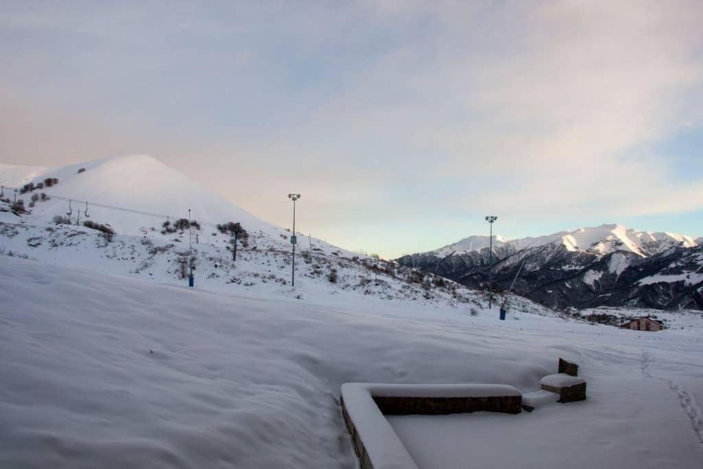 Гудаури: Gudauri Loft Ski Apartment #326 with Night Ski-track