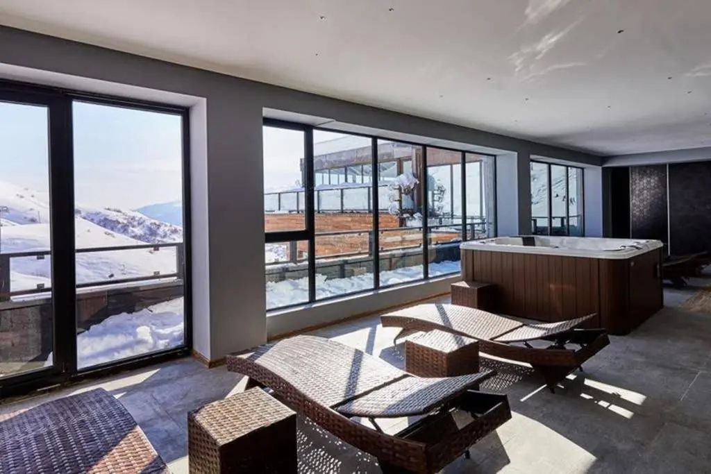 Гудаури: Gudauri Loft Ski Apartment #326 with Night Ski-track