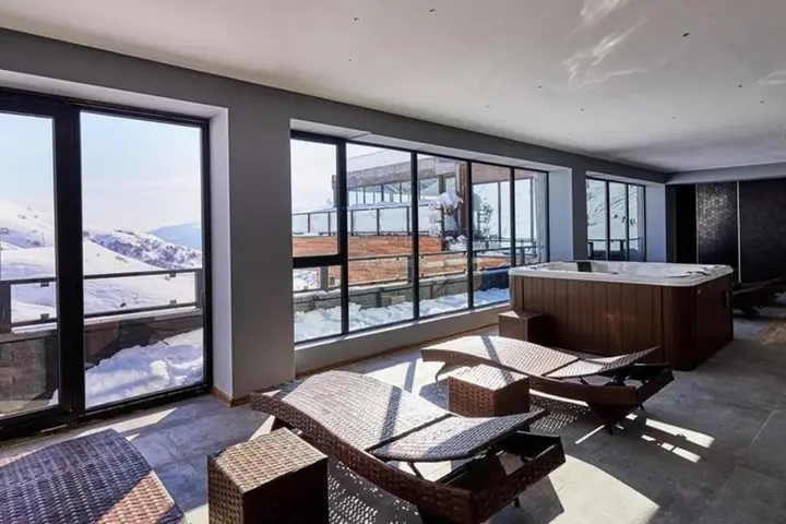 Гудаури: Gudauri Loft Ski Apartment #326 with Night Ski-track