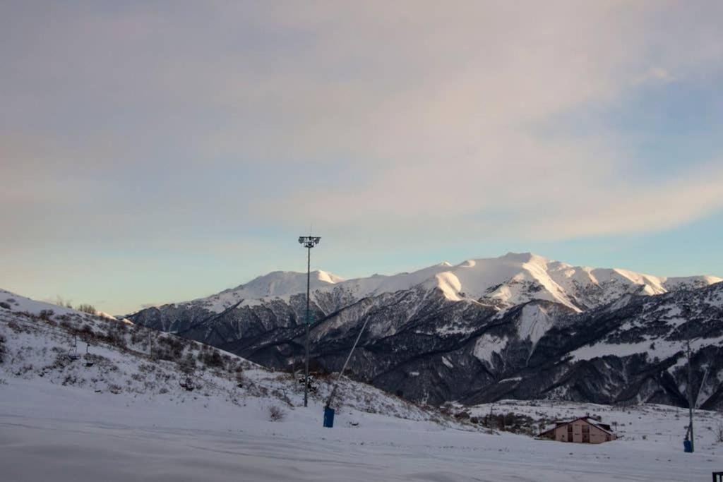 Гудаури: Gudauri Loft Ski Apartment #326 with Night Ski-track