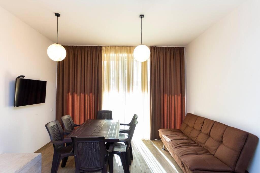 Бакуриани: 3 Bedroom cottage with a huge balcony and patio near Kokhta