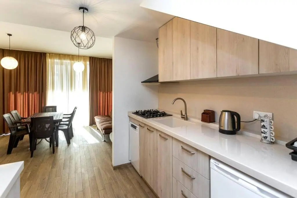 Бакуриани: 3 Bedroom cottage with a huge balcony and patio near Kokhta