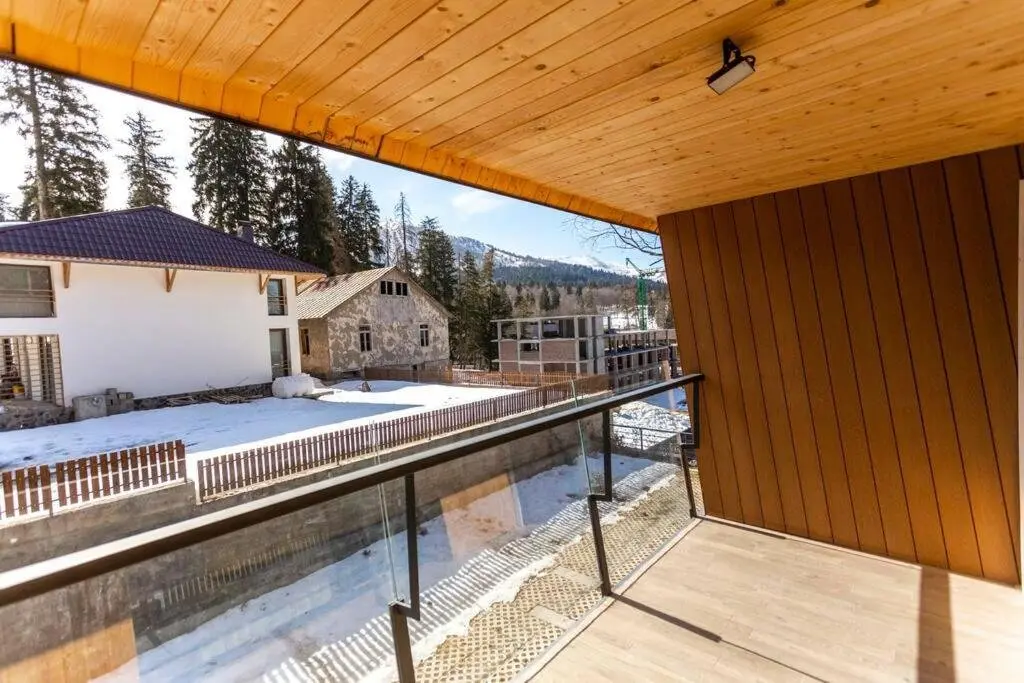 Бакуриани: 3 Bedroom cottage with a huge balcony and patio near Kokhta