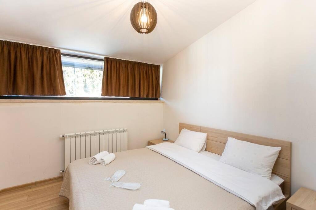 Бакуриани: 3 Bedroom cottage with a huge balcony and patio near Kokhta