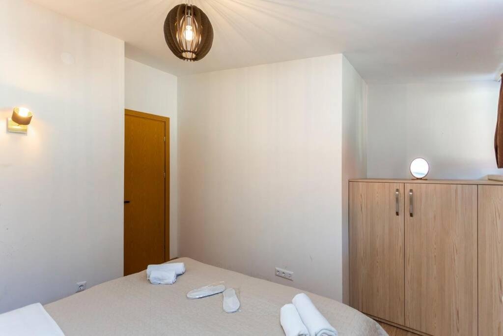 Бакуриани: 3 Bedroom cottage with a huge balcony and patio near Kokhta