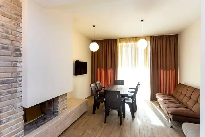 Бакуриани: 3 Bedroom cottage with a huge balcony and patio near Kokhta