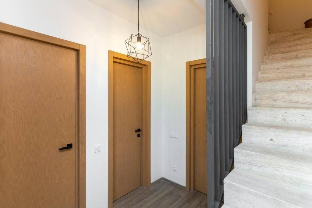 Бакуриани: 3 Bedroom cottage with a huge balcony and patio near Kokhta