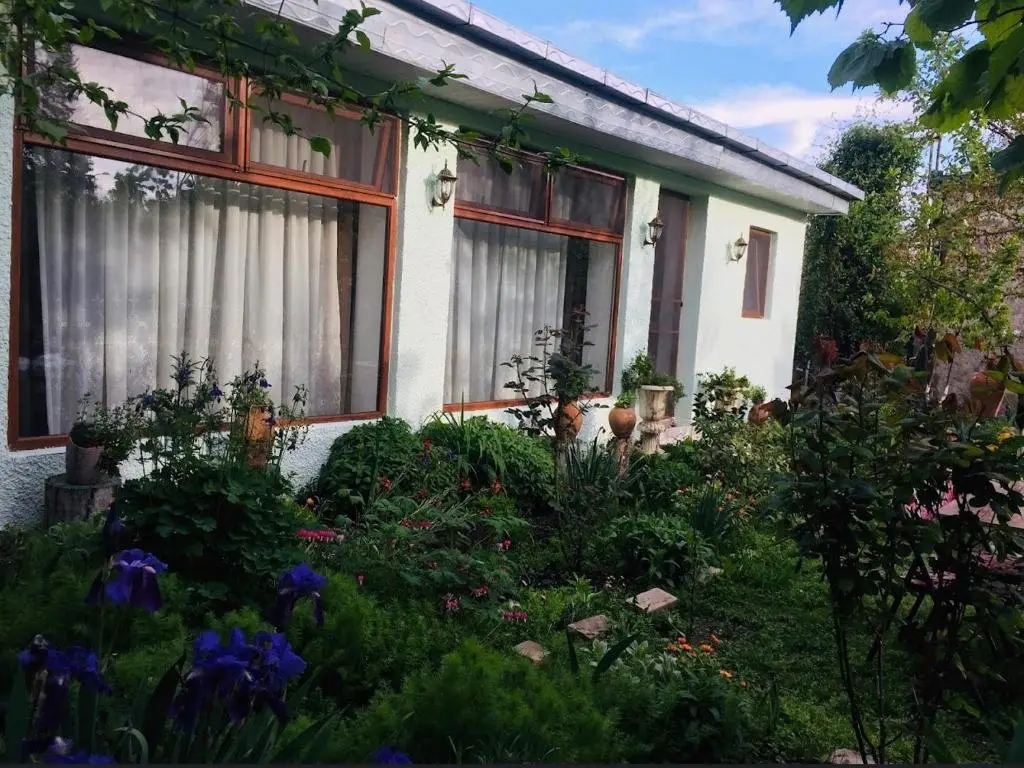 Кварели: Garden House