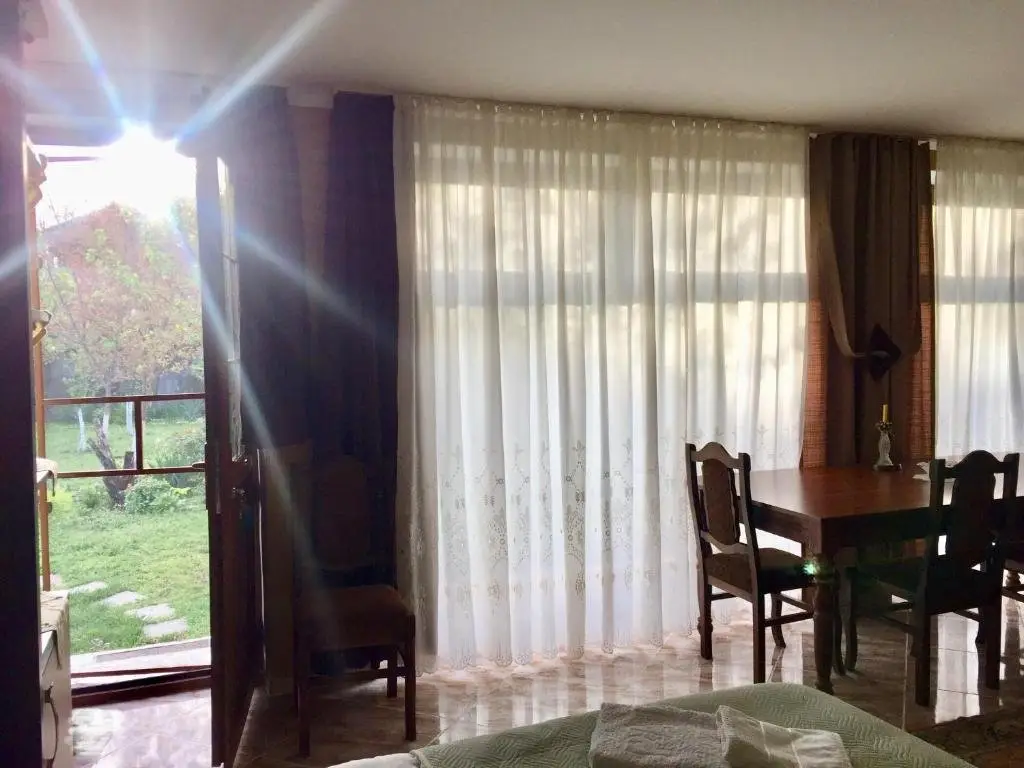 Кварели: Garden House