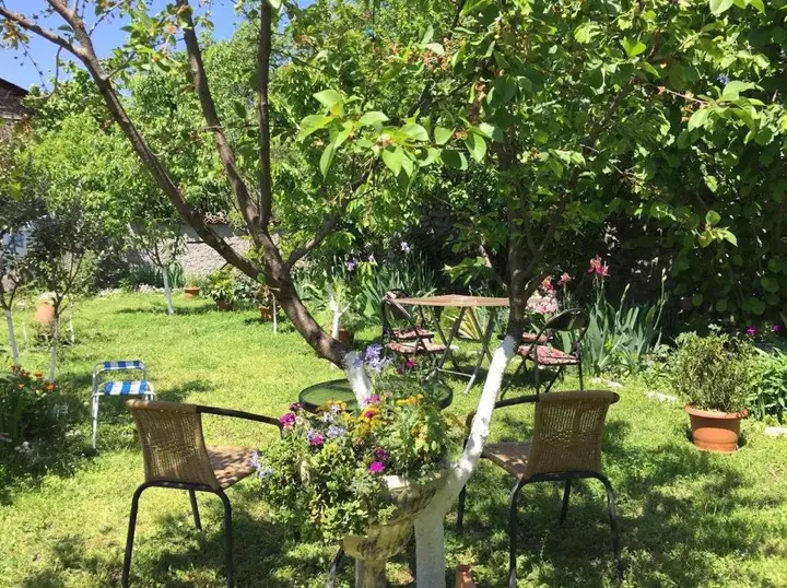 Кварели: Garden House