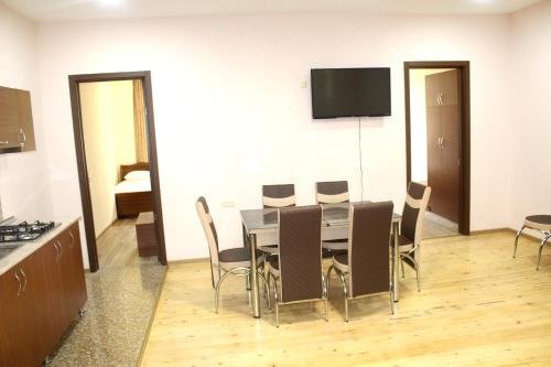 Амбролаури: Travelers Hotel