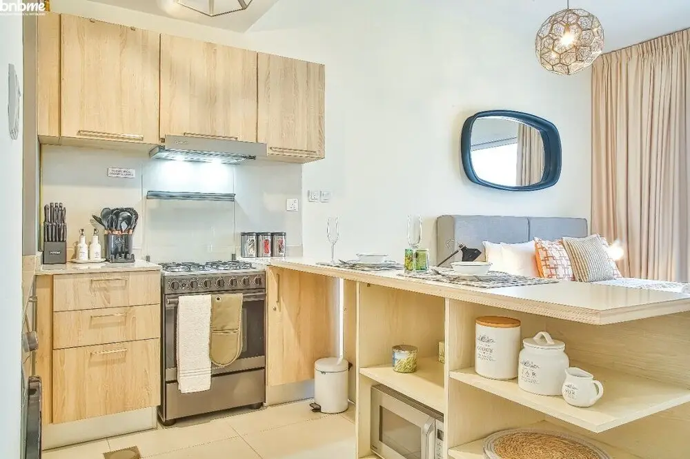 Дубай: Lake View Luxurious Studio Bnbmehomes