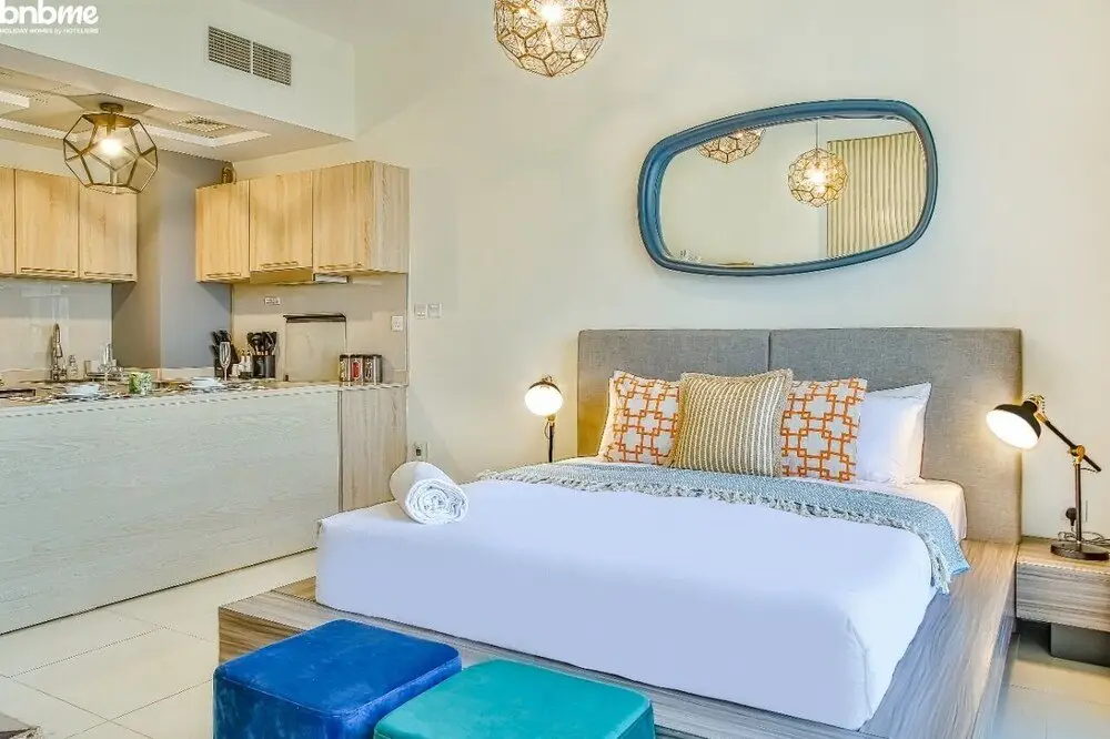 Дубай: Lake View Luxurious Studio Bnbmehomes