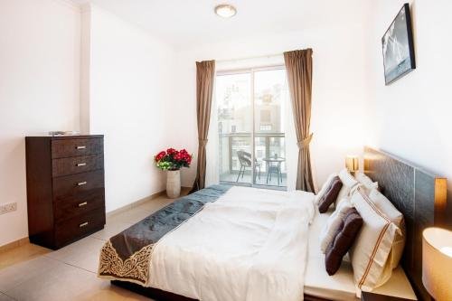 Дубай: One Bedroom Apartment Dubai Fountain & Old Town View by Auberge
