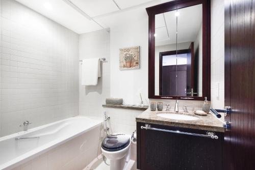 Дубай: One Bedroom Apartment Dubai Fountain & Old Town View by Auberge