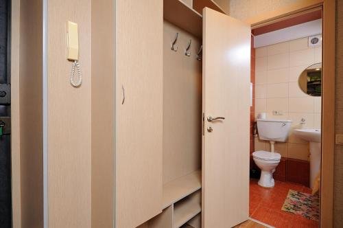Омск: Omsk Sutki Apartments on Irtyshskaya Naberezhnaya 13