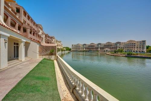Дубай: J5 Three Bedroom Terrace Apartment Motor City families only