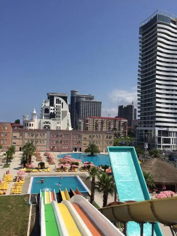 Батуми: Batumi Wave Crest Apartments