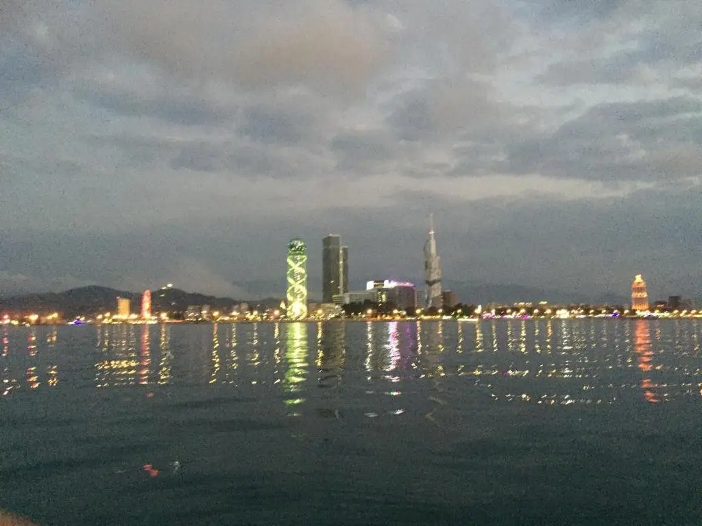 Батуми: Batumi Wave Crest Apartments