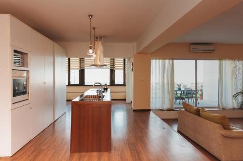 Баку: Modern Apartments with city view