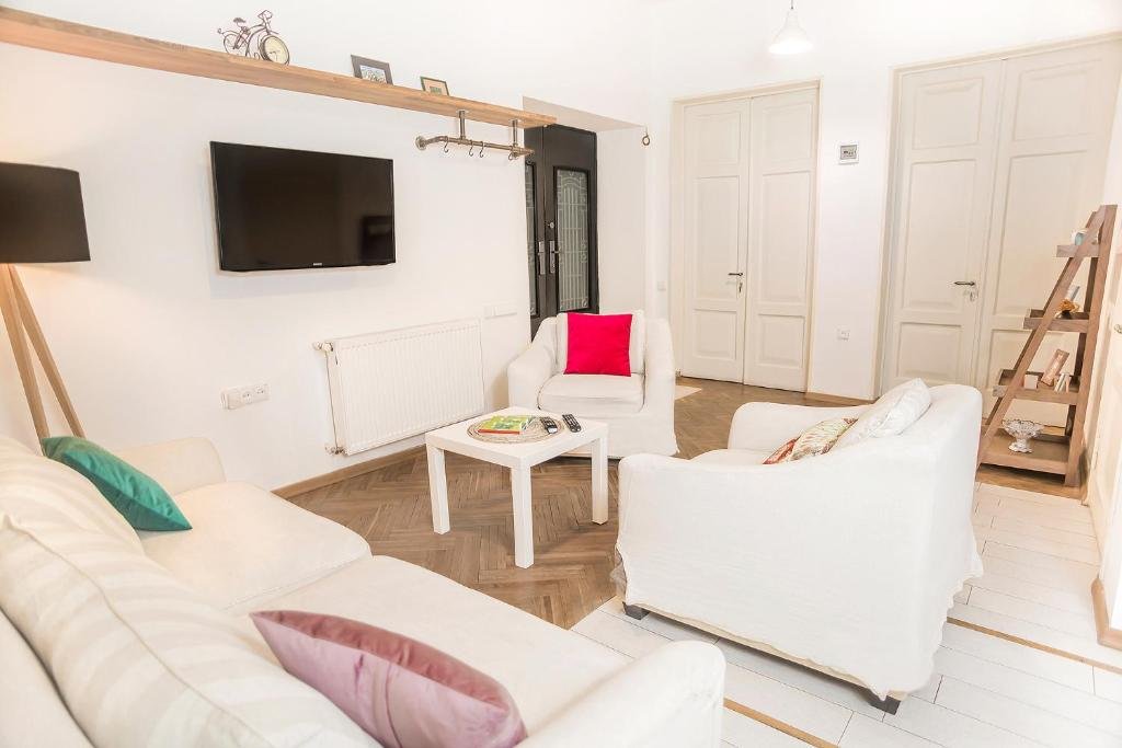 Тбилиси: Tbilisi center 2 BD 80sq with Balcony and High ceiling