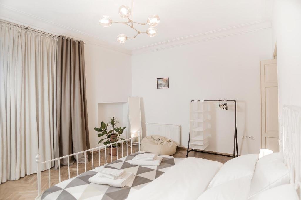 Тбилиси: Tbilisi center 2 BD 80sq with Balcony and High ceiling