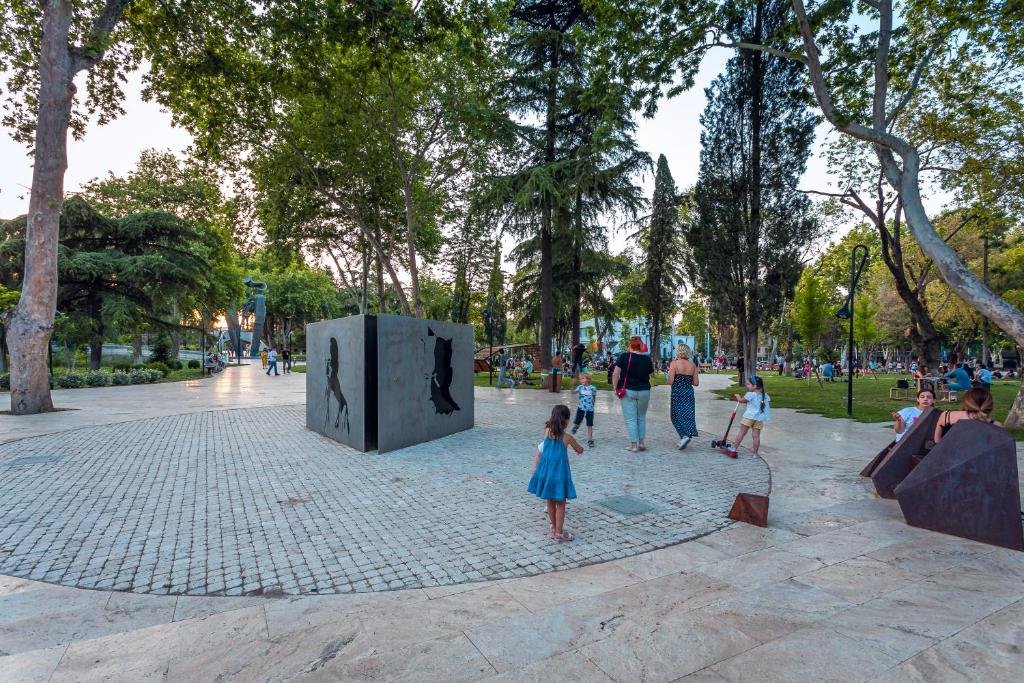 Тбилиси: Monument 1880