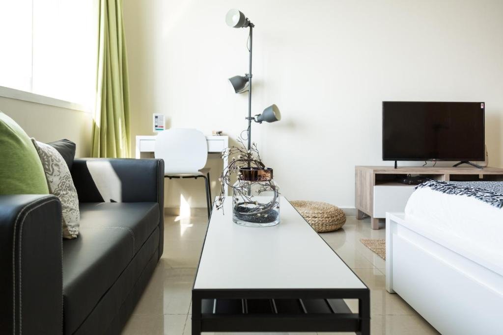 Дубай: Lake City Tower by HiGuests Vacation Homes