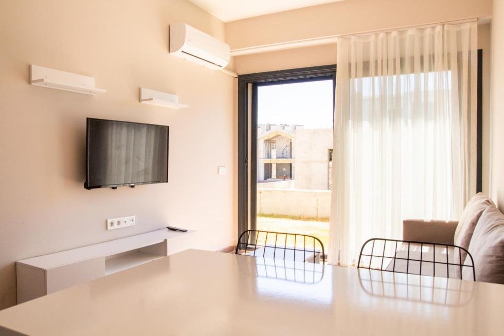 Чешме: Charming Flat Near Sea With Shared Pool in Cesme