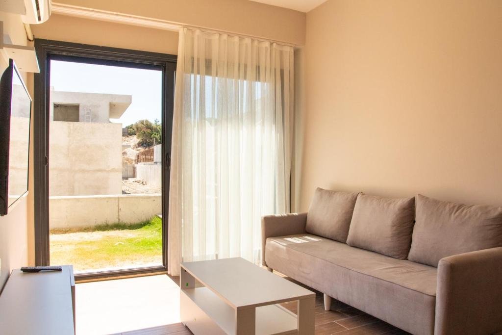 Чешме: Charming Flat Near Sea With Shared Pool in Cesme