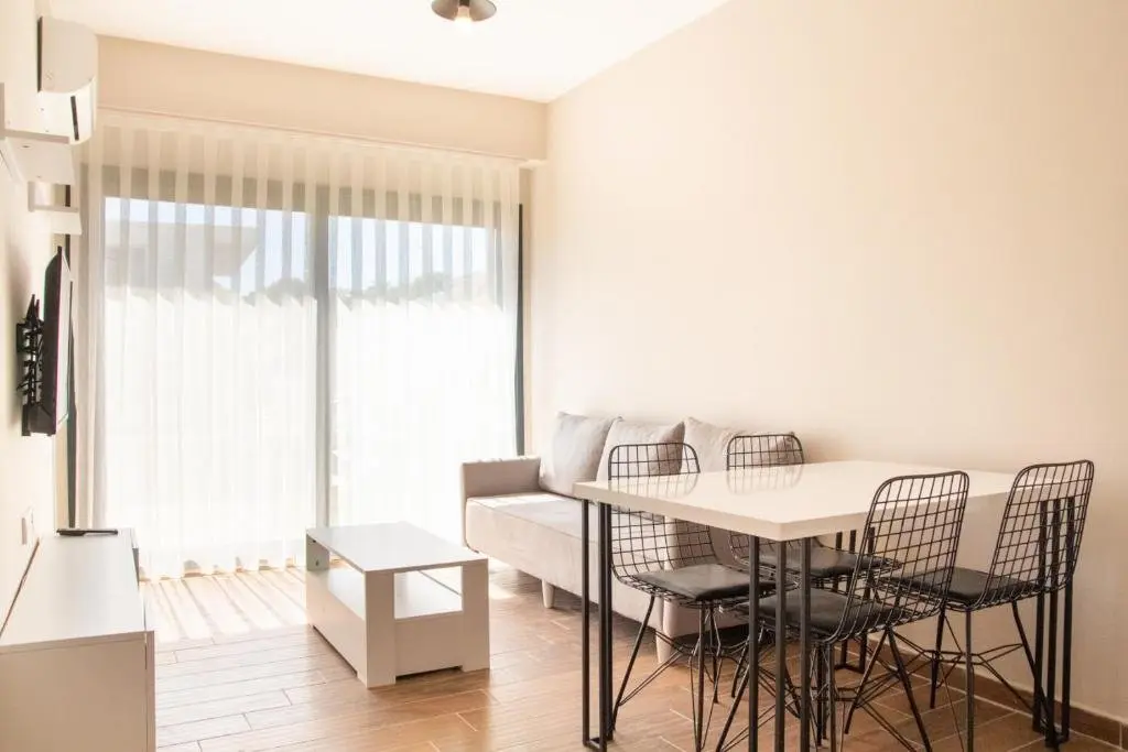 Чешме: Charming Flat Near Sea With Shared Pool in Cesme