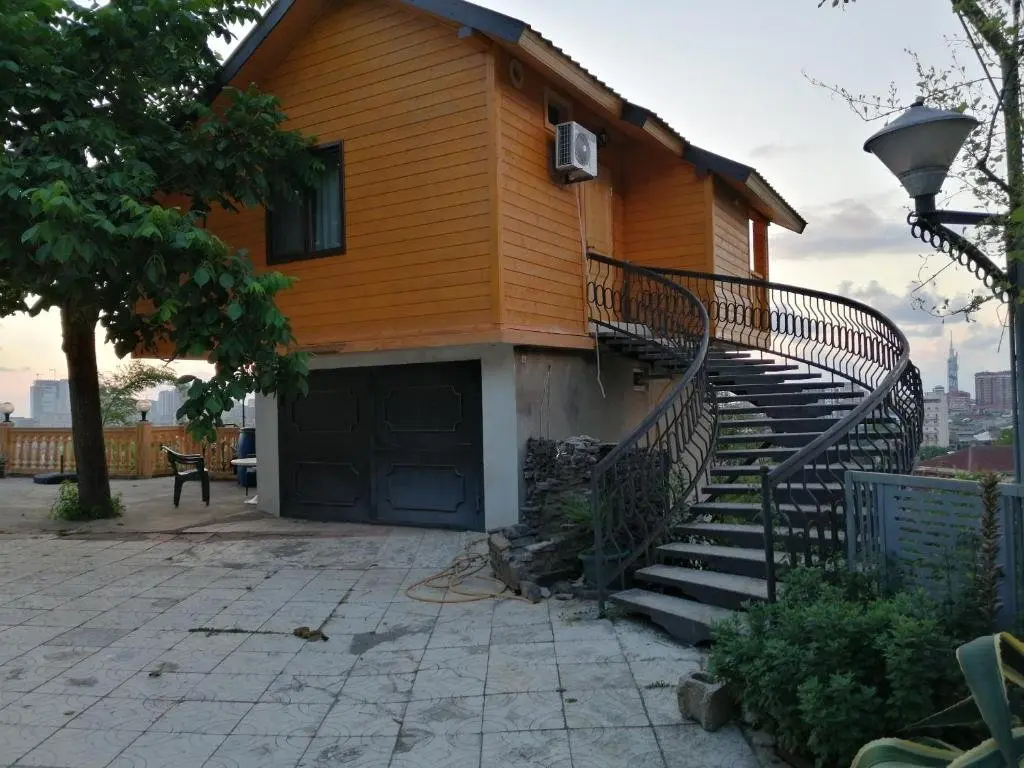 Батуми: derevjannyj kotezh The 1 s vydom na gorod
