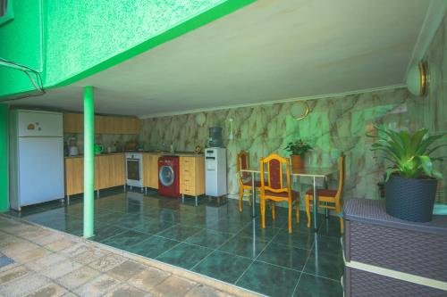 Батуми: Sister's Warm Guest House