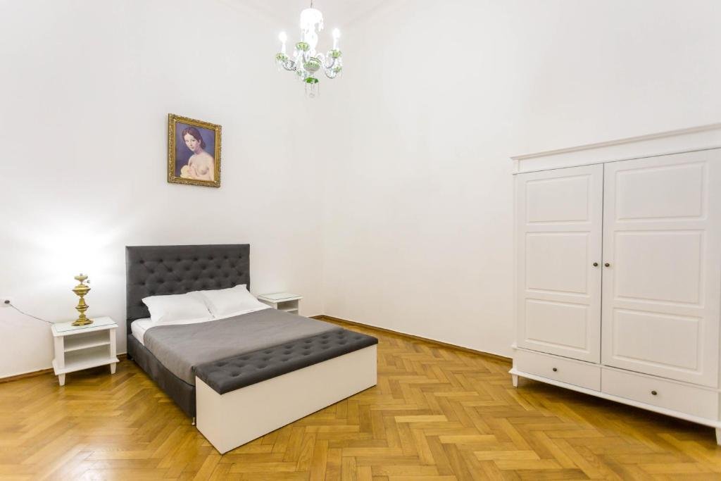 Тбилиси: 19th Century Freedom Square Apt