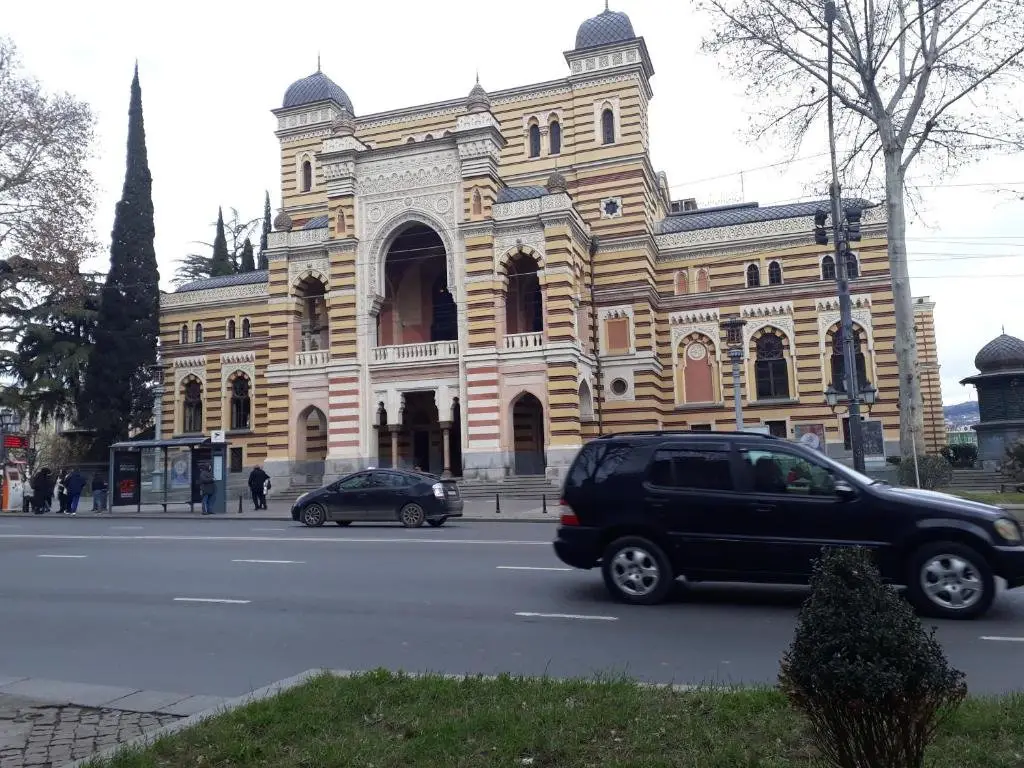 Тбилиси: 150 Years Old Apartment In The City Heart