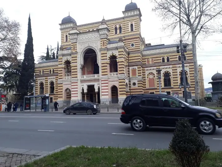 Тбилиси: 150 Years Old Apartment In The City Heart