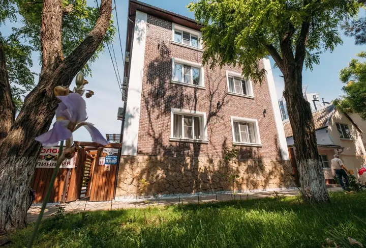Анапа: Меблированные комнаты ЭдиРоз на Крепостной