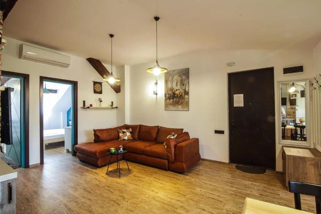 Тбилиси: A lovely 2-bedroom apartment in central Tbilisi