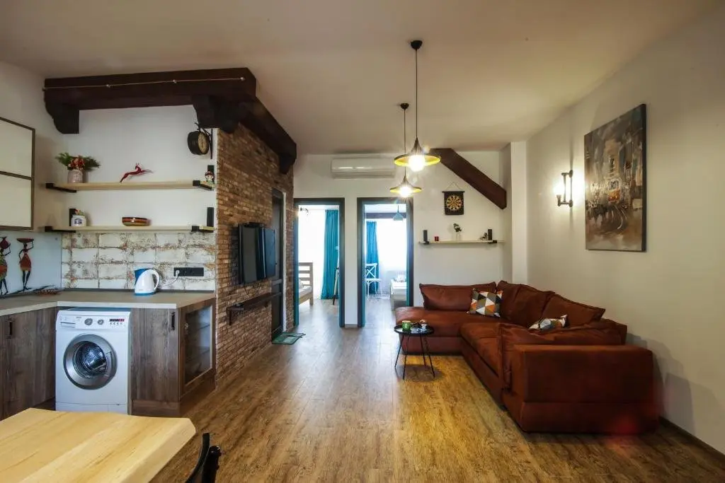 Тбилиси: A lovely 2-bedroom apartment in central Tbilisi