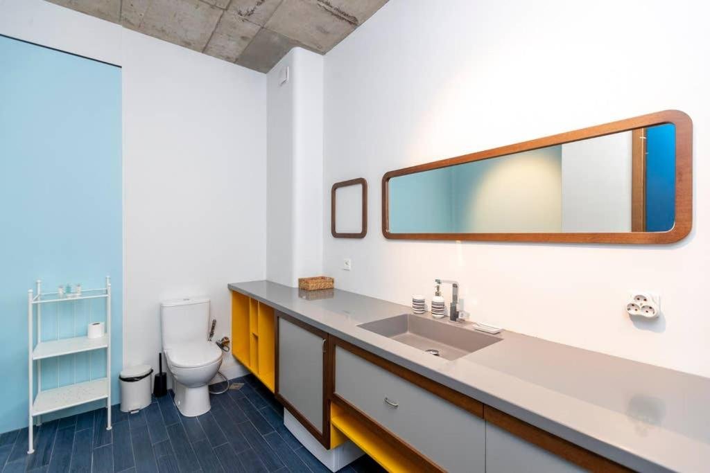 Тбилиси: Modern 1Br Apt W Spacious Balcony And A Bathtub